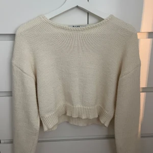 Beige croppad stickad tröja från Nakd - Superfin beige stickad tröja från Nakd med croppad passform. Långärmad och mjuk i materialet.