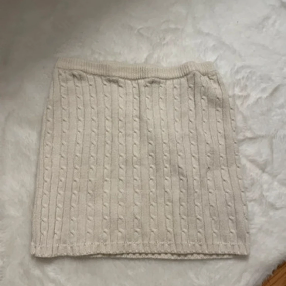 Stickad beige kortkjol