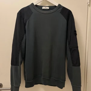 Stone island  - En riktigt snygg och bekväm tjocktröja som går att använda alla årstider. Perfekt att köpa för ett billigt pris.