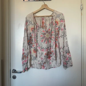Odd molly blus  - Säljer en superfin blus i en creme färg men detaljer i massa färger. 100% viskos. Från märket Odd Molly i storlek 2 som enligt deras storleksguide motsvarar en storlek M. Fint skick, men tyvärr finns tråddraning. 