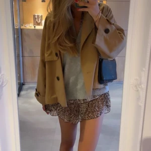 Leopardmönstrad kortkjol med volang - Supersöt kortkjol med leopardmönster och volangkant. Pris går att diskuteras !! Kjolen har bred, smockad midja som sitter bekvämt och ger en snygg passform. Tunt, flowy material som känns lätt och luftigt. Den är storlek 170 vilket motsvarar xs men eftersom den har så strechrig midja passar den S lika bra 