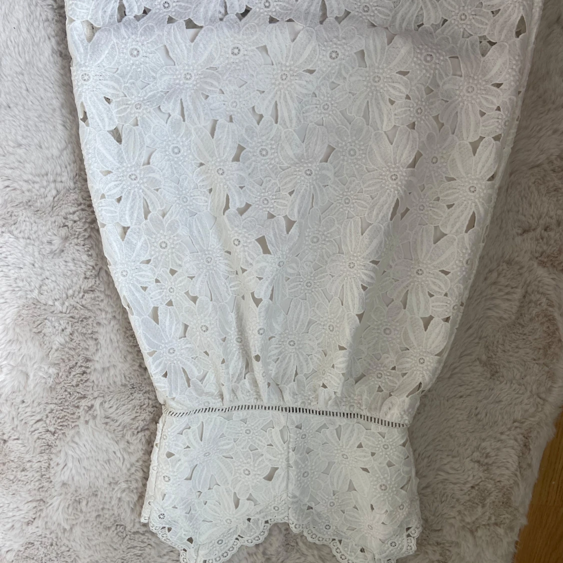 Vit spetsklänning med blommönster - 2