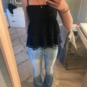 Super fin volang topp  - Svart volang topp, endast använd fåtal gånger och stor i storleken, är i storlek 146/152 men jag brukar ha s eller xs