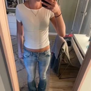 Vit T-shirt - Djup i ryggen!! Fin tröja