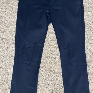Mörkblå kostymbyxor Dressmann slim - Mörkblå kostymbyxor från Dressmann i slim fit-modell. Snygg, klassisk look med raka ben och midja. 29/32. Pris går att diskutera för en smidig affär