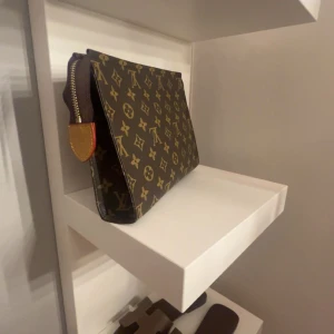 Kuvert väska - Använt några gånger men ändå inga tecken på användning. Köpt på plick för 3500 kr. Skriv för frågor eller bilder. Pris går eventuellt att diskutera 