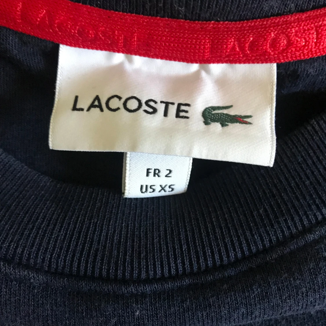 Mörkblå Lacoste sweatshirt med röd detalj - 2