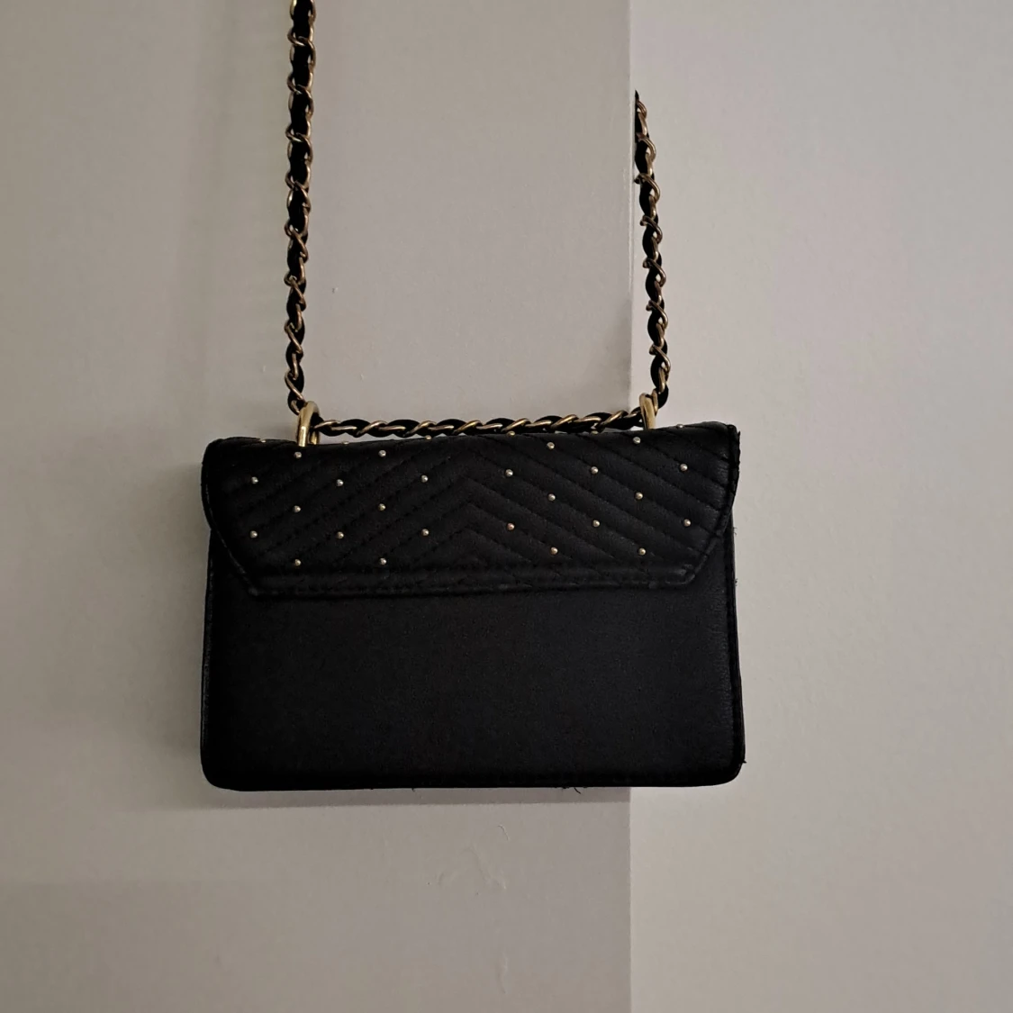Svart quiltad axelväska med guldkedja - 1