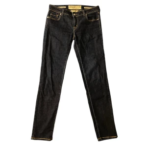 Jacob Cohën 711 Slim jeans mörkblå - Jacob cohën jeans✅ Storlek 30✅ Modell 711 Slim✅ Mått✂️ längd 101 Cm, midja 40 Cm‼️Mycket bra skick, väldigt små fickor