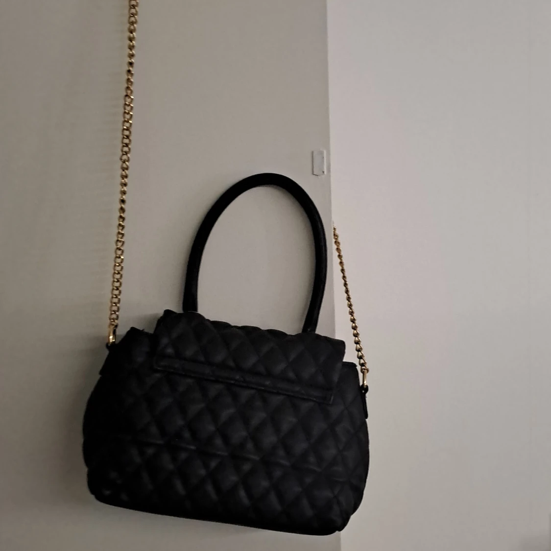 Svart quiltad axelväska med guldkedja - 1