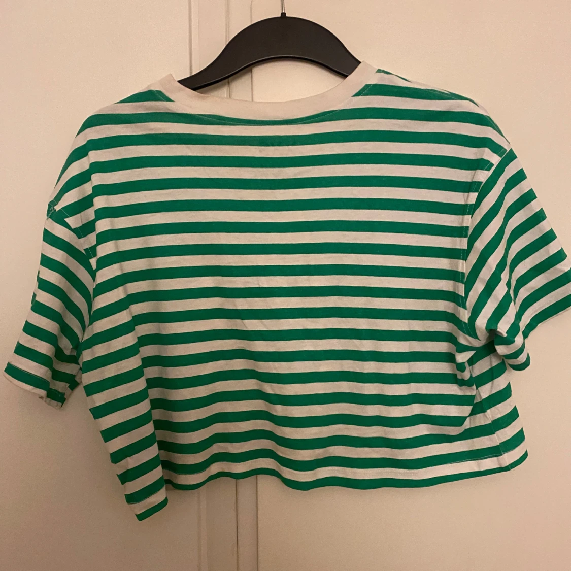 Grönvit randig croppad topp  - 1