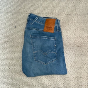 Replay anbass jeans - Säljer nu ett par riktigt feta Replay Ambass jeans i storlek W29, L32 och färg marinblå/blå. Jeansen är vanliga i passformen. Priset är fast men för bara 399kr. Om du har några funderingar så är det bara att fråga på! ❇️