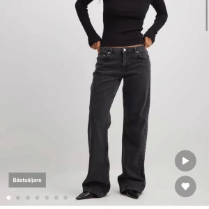 snygga jeans - super populära nakd jeans, inga defekter🩷säljer då de blivit för små, nypris 699kr