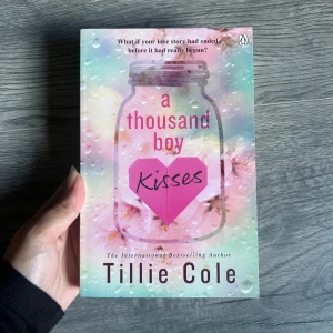 A Thousand Boy Kisses - En gripande berättelse om Rune och Poppy, två ungdomar vars kärlek prövas av avstånd och hemligheter. Perfekt för dig som vill läsa om starka känslor, vänskap och evig kärlek. En bok som berör och får dig att tro på äkta kärlek.