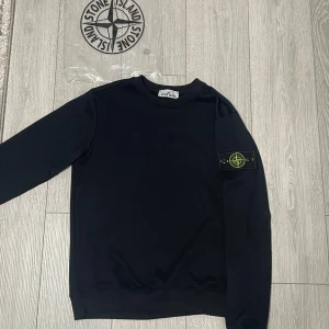 Stone Island tröja - Säljer nu en sprillans ny stone island tröja. Fraktad med orginal påsen från stone island. Storlek S och passar som S. Vid frågor är det bara o skriva🗣️