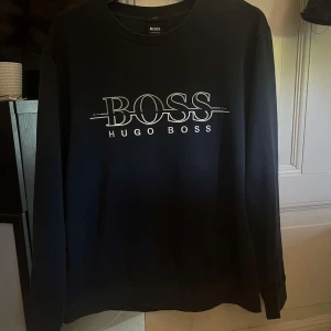 Hugo Boss Sweatshirt - Hugo Boss tjocktröja i storlek L men passar M, väldigt bra skick. Finns inte att köpa nya, mitt pris 300kr