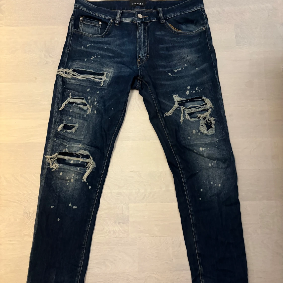 Mörkblå ripped jeans från HESNTLS - 1