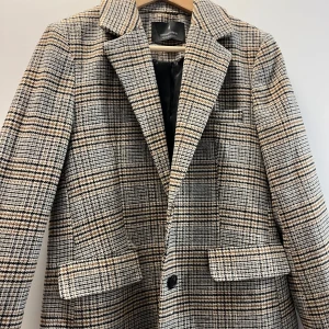 Blazer - Väldigt unik oversized tjockare kavaj / kappa från Stradivarius i fint skick, storlek S. Perfekt blazer att ha i garderoben då den matchar till mycket🌸