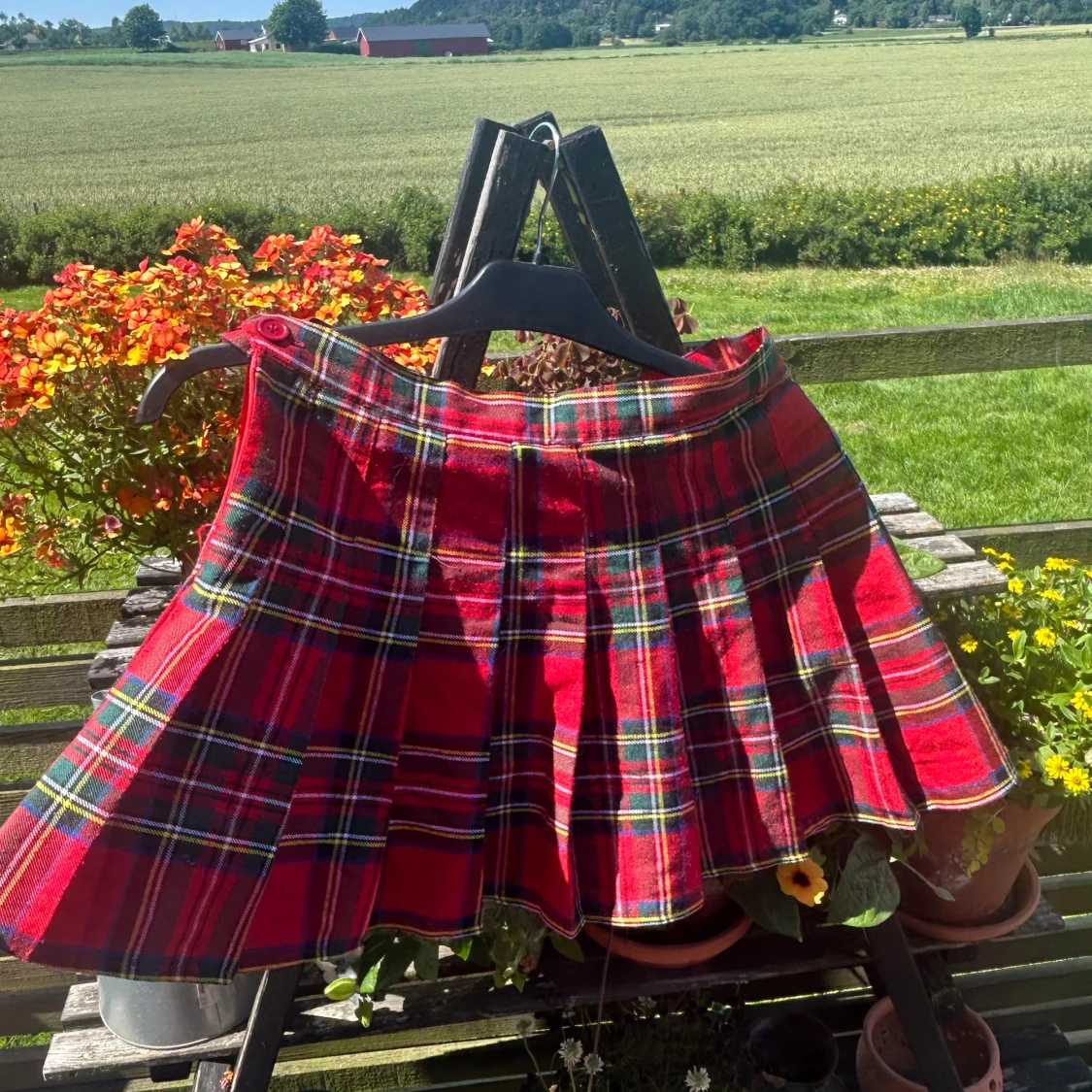 Rödrutig kjol 