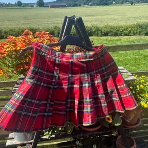 Rödrutig kjol  - Har inbyggda shorts, köpt på YesStyle många år sedan, Används ej längre, jag städar ut min garderob :) 