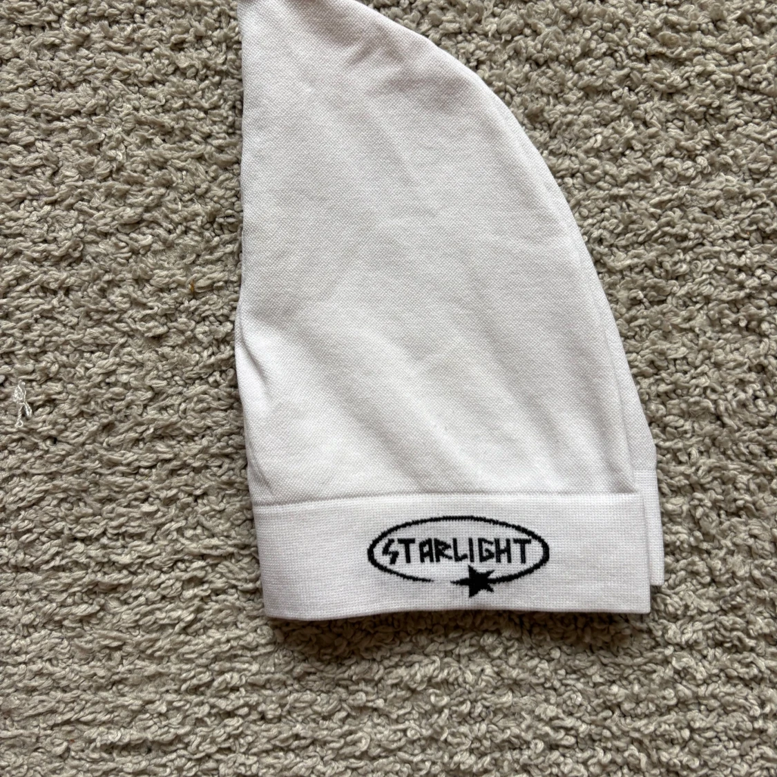 Vit mössa med Starlight-tryck - 2