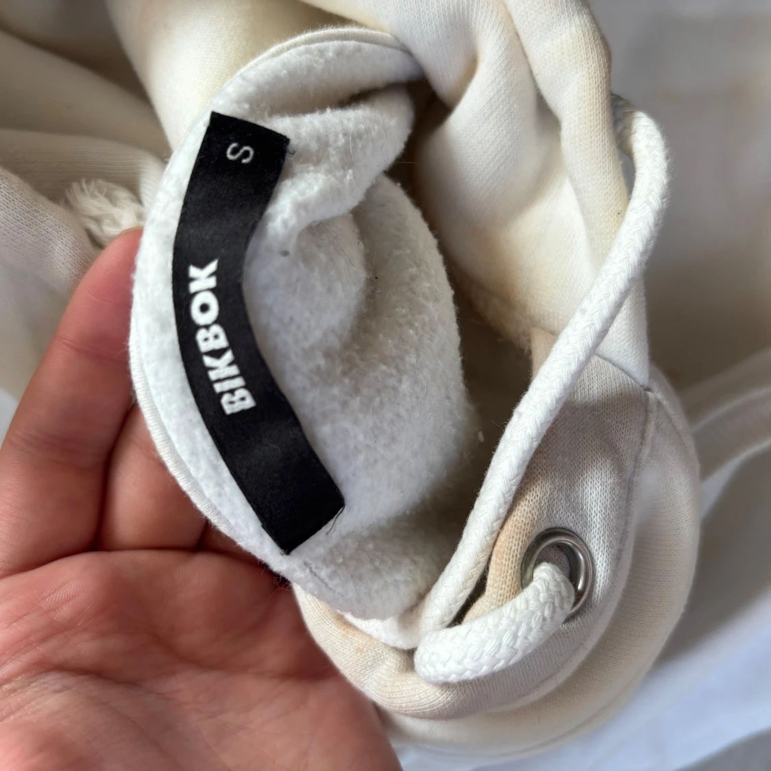 Vit hoodie från BikBok med huva - 2