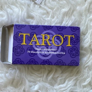 TAROT - Täysi tarotpakka - Upptäck tarotvärlden med denna kompletta tarotkortlek! 78 unikt illustrerade kort, perfekt för dig som vill utforska spådom, mystik och personlig utveckling. Snygg design och inspirerande bilder gör kortleken till ett måste för unga och nyfikna.det är på finska språket 