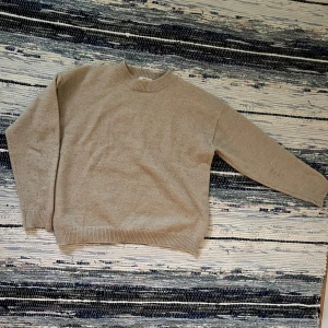 Stickad tröja - Fin beige stickad tröja från Gina Tricot. Passar nu när hösten snart närmar sig. Storlek: 158/164. Skulle säga att den sitter som en XS. Inga defekter men lite nopprig. Pros är diskuterbart och hör av dig om det är något.