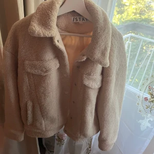 Beige teddyjacka med krage - Beige teddyjacka med klassisk krage. I storlek 34 från märket STAY.