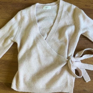 Knitted wrap cardigan - Rosa stickad knytkpofta från Gina Tricot, strl M men passar S/M. Endast använd 2-3 gånger - nypris 399kr utmärkt skick😊