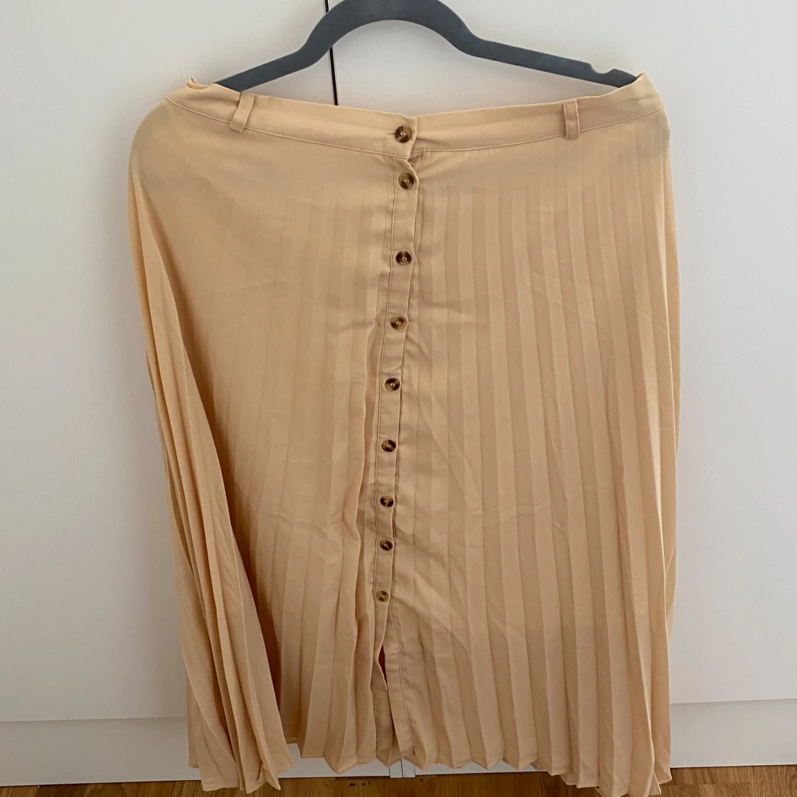 Beige plisserad långkjol med knappar