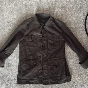 Mörkgrön overshirt från Oscar Jacobson - Snygg mörkgrön overshirt från Oscar Jacobson med fyra stora fickor framtill och klassisk krage. Jackan har knäppning med svarta knappar och är tillverkad i mjuk bomull. Perfekt lager-på-lager-plagg.