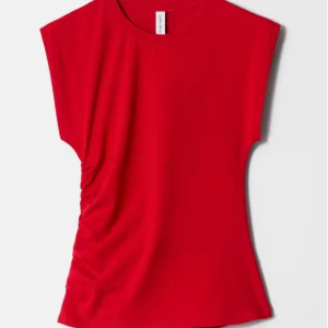 &other stories Röd ärmlös topp - Helt ny och oanvänd röd topp med markerade axlar och ärmlös design från &other stories. T-shirten har en rak passform och är tillverkad i mjuk bomull, perfekt för en avslappnad och trendig look. Enkel att styla med jeans eller kjol för en färgstark outfit.