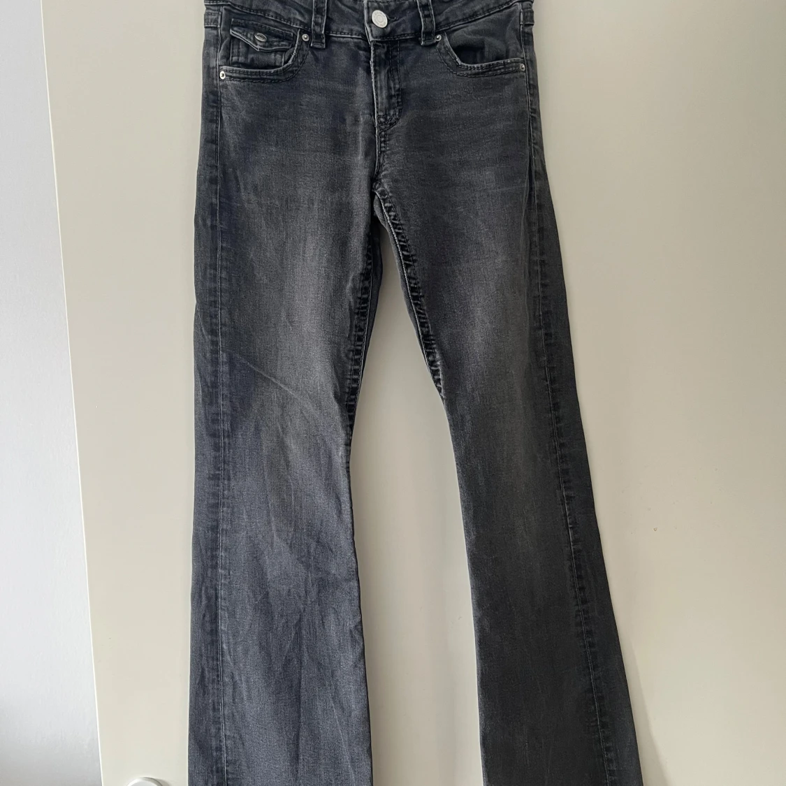 Grå bootcut jeans från Gina Tricot
