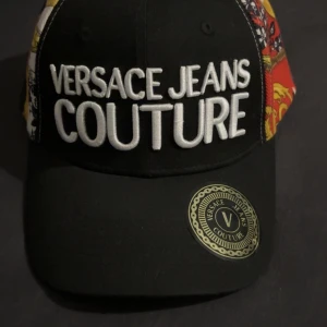 Versace Jeans Couture keps  - En snygg versace keps köpt från Johnells i Kista använd några hänger men helt fräsch, har kvitto men behöver leta fram den