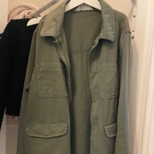 Grön jeansjacka  - Fin grön jeansjacka passar perfekt till sommaren. Storlek 158 men som en xs-s.❣️