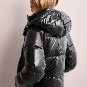 Trendig glansig pufferjacka från Nelly - Säljer en superfin glansig pufferjacka från Nelly som jag älskar men har inte fått så mycket användning av. I väldigt bra skick!💗 Skriv till mig om du har frågor🫶