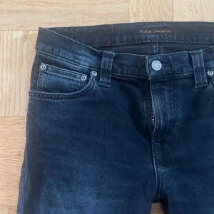 Svarta nudie jeans  - Svarta nudie jeans men tvär det fade. Skick 9/10 använda men inga defekter. Skriv vid frågor eller liknande!