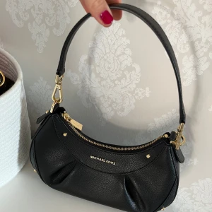 Svart axelväska från Michael Kors - Mycket fint skick, sparsamt använd. Axelband kommer till. fler bilder finns 