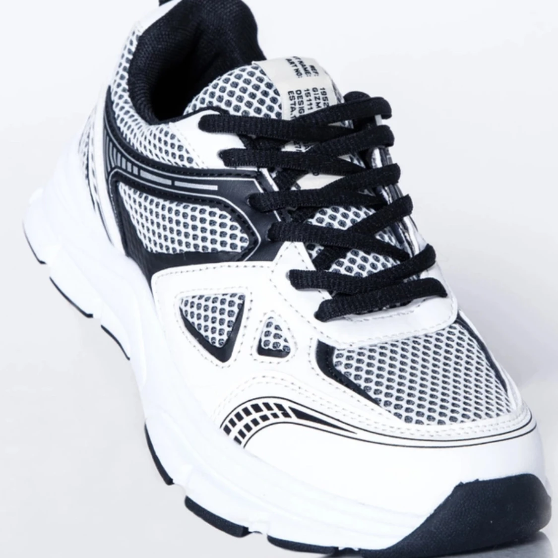 Svarta och vita sneakers med mesh