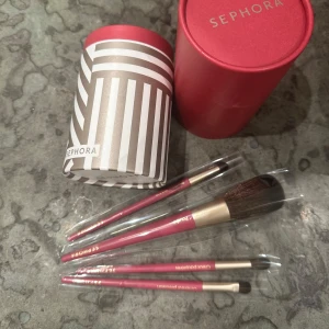 Sephora sminkborstar i röd ask - Set med fyra sminkborstar från Sephora i förpackningen 💗 Helt nya!!