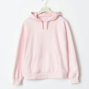 Ljusrosa hoodie från Gina Tricot - Supermjuk ljusrosa hoodie från Gina Tricot med huva och känguruficka framtill. Tröjan har långa ärmar, ribbade muddar och snörning i huvan. Perfekt för en chill och avslappnad stil.