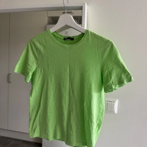 Grön t-shirt från ZARA - Enkel och fräsch grön t-shirt från ZARA med rund halsringning och korta ärmar. T-shirten är i mjuk bomull och har en clean look utan tryck eller mönster 🌸