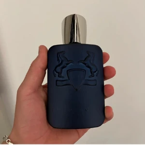 Parfums De Marly Layton 30ml  - Säljer 30ml dekant av Parfums De Marly Layton. Parfymen kommer i en snygg glasflaska som finns på slide 2. Parfymen övers med steril spruta för att bevara doften på bästa sätt. 