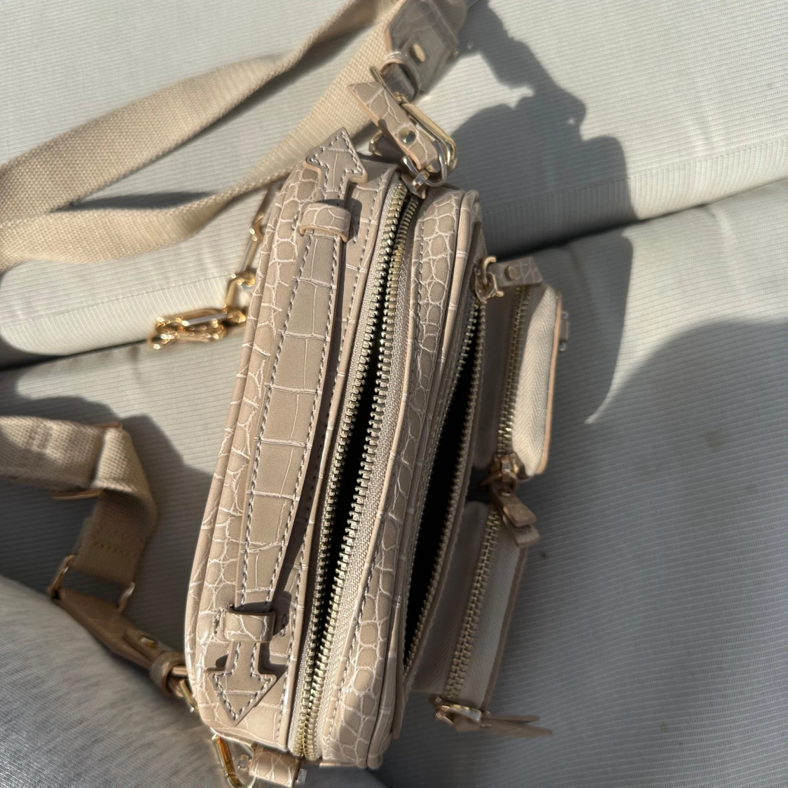 Beige axelväska med krokoprägling - 2