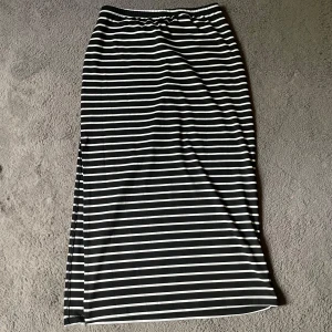 Kjol  - Ny lång kjol med slits! Hör gärna av er!