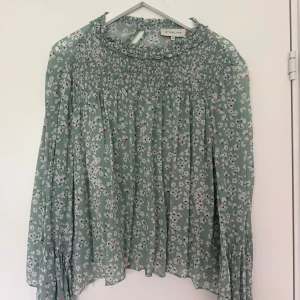 Blus från By Melina - Grön blus från By Melina i storlek XL (är mer än L). 