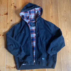 Oversized hoodiejacka från Levi's - Säljer min vintage hoodiejacka från Levi’s då den satt större än förväntat; står L men sitter mer som XL