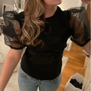 svart blus med puffärmar - så snygg svart blus med puffärmar från sisters point tror jag! köp flera plagg i bundles för ett billigare pris!❤️