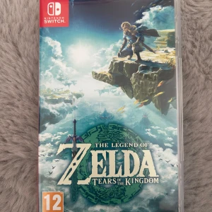 The Legend of Zelda: Tears of the Kingdom - Ett episkt äventyr där du utforskar land och himmel, skapar egna uppfinningar och avslöjar sanningen i Hyrule. Perfekt för dig som gillar fantasy, frihet och spännande berättelser. Passar unga vuxna och ungdomar som vill ha en magisk spelupplevelse. Rekommenderar starkt! Spelet är i mycket bra skick, knappt använt och även etuiet är oskadat och i så gott som nyskick. Skriv vid prisförslag.